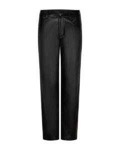 Pantalon Caitlina simili cuir sous un blazer structuré