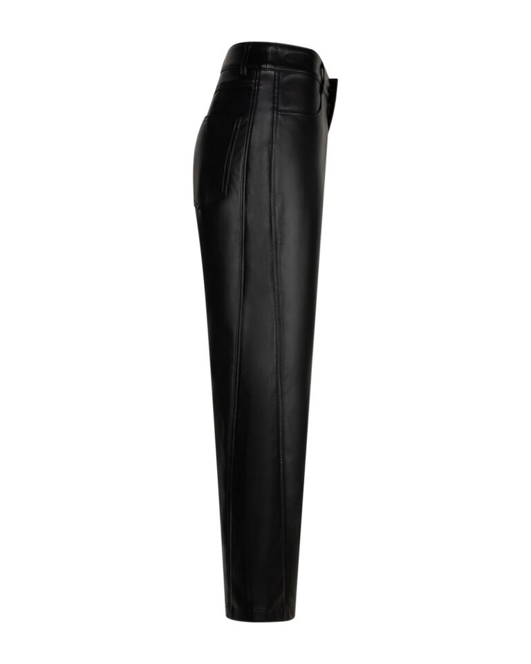 Tombé de profil du pantalon simili cuir noir à jambe droite