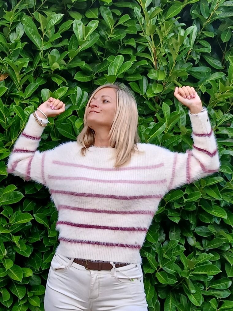 Pull Fuzzy à rayures crème et bordeaux