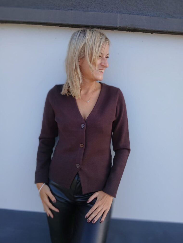 Blazer en maille Emilie espresso Red Button porté, boutonné, avec pantalon simili cuir noir