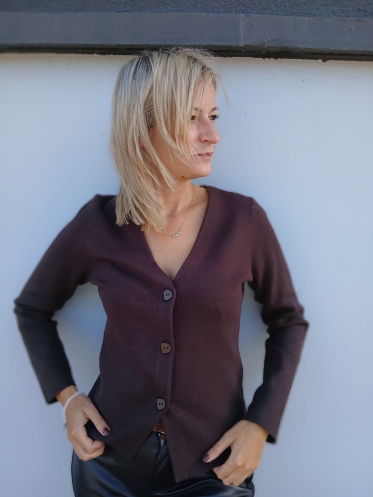 Blazer en maille Emilie espresso Red Button porté de face, col V