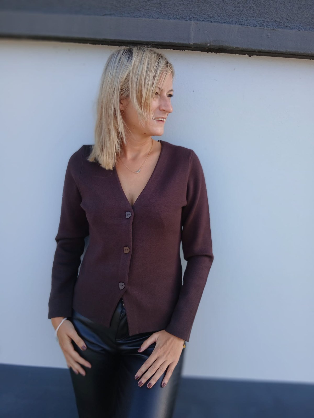 Blazer en maille Emilie espresso Red Button porté de trois quarts
