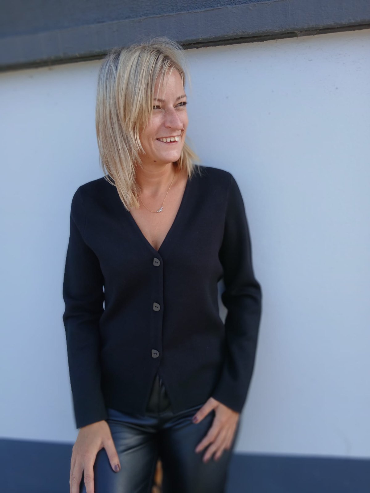 Blazer en maille Emilie noir Red Button porté, col V boutonné