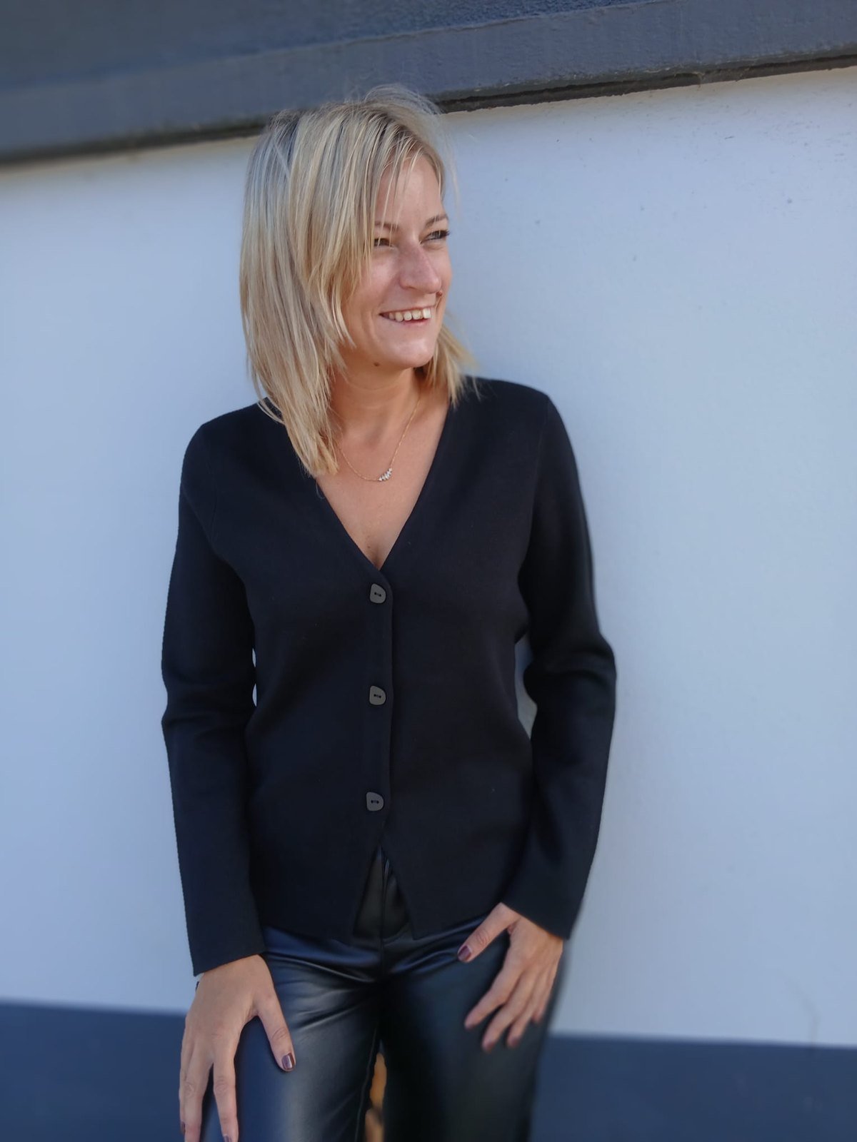 Blazer en maille Emilie noir Red Button porté de face avec pantalon simili cuir
