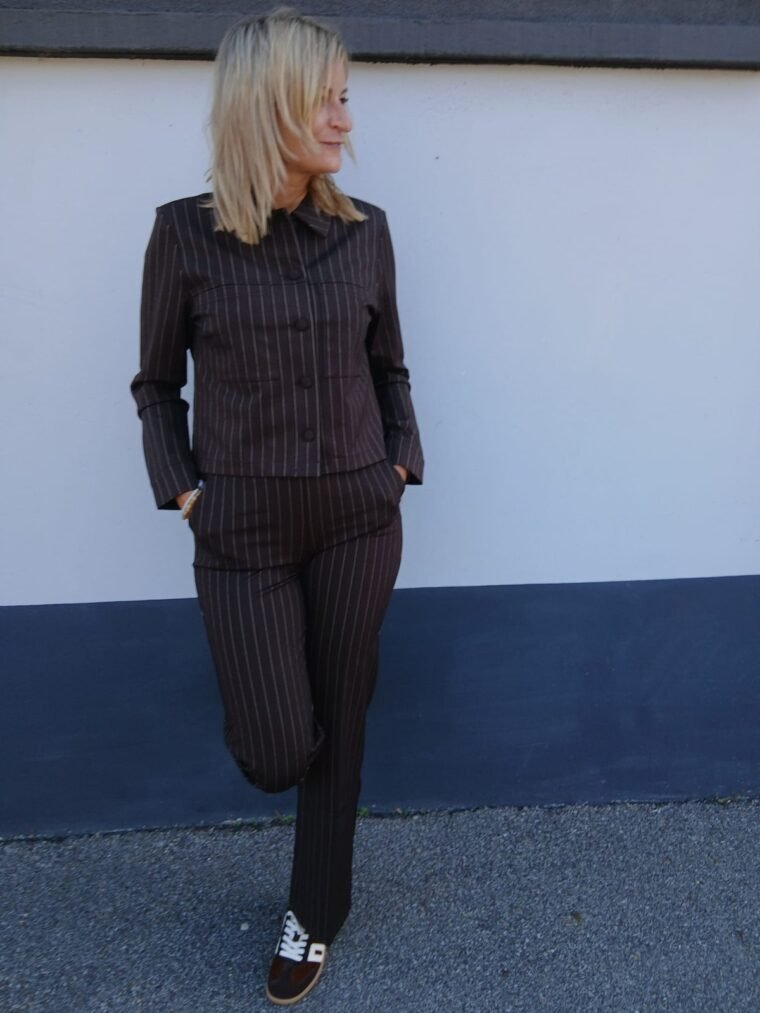 Ensemble veste Punta et pantalon Colette à fines rayures espresso Red Button porté en pied