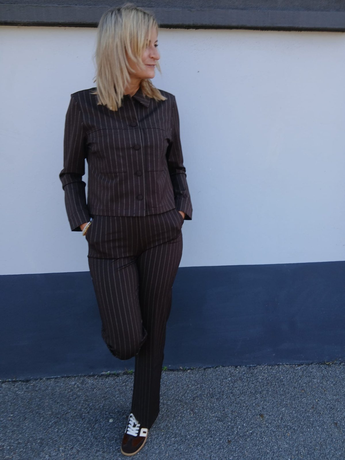 Ensemble veste Punta et pantalon Colette à fines rayures espresso Red Button porté en pied