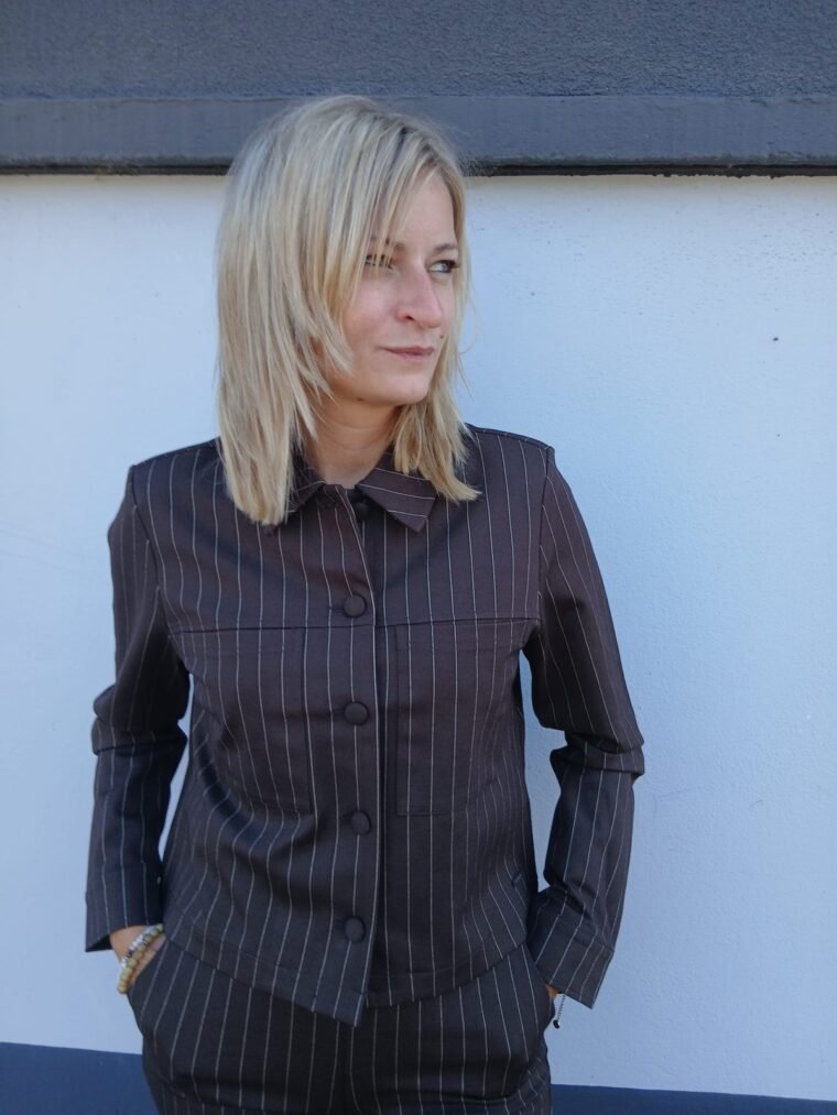 Veste Punta à fines rayures espresso Red Button portée en ensemble
