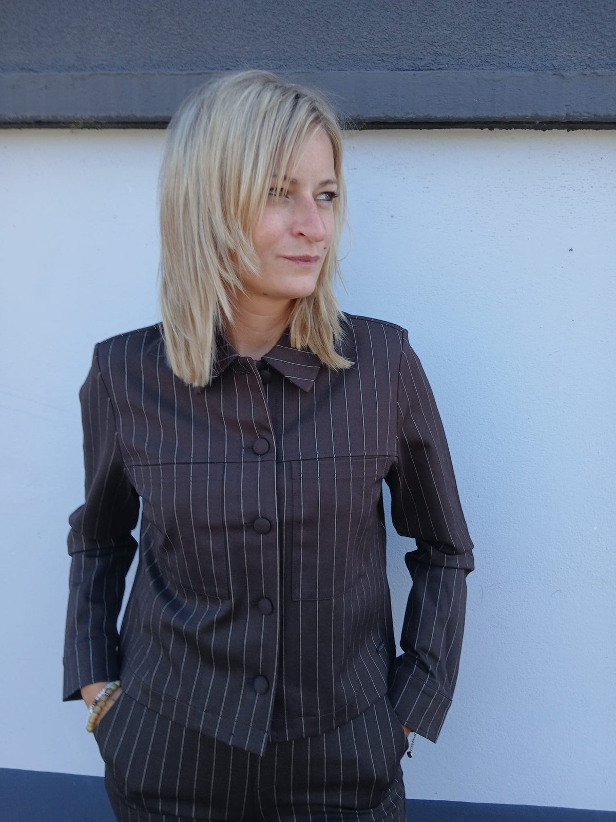 Veste Punta à fines rayures espresso Red Button portée en ensemble