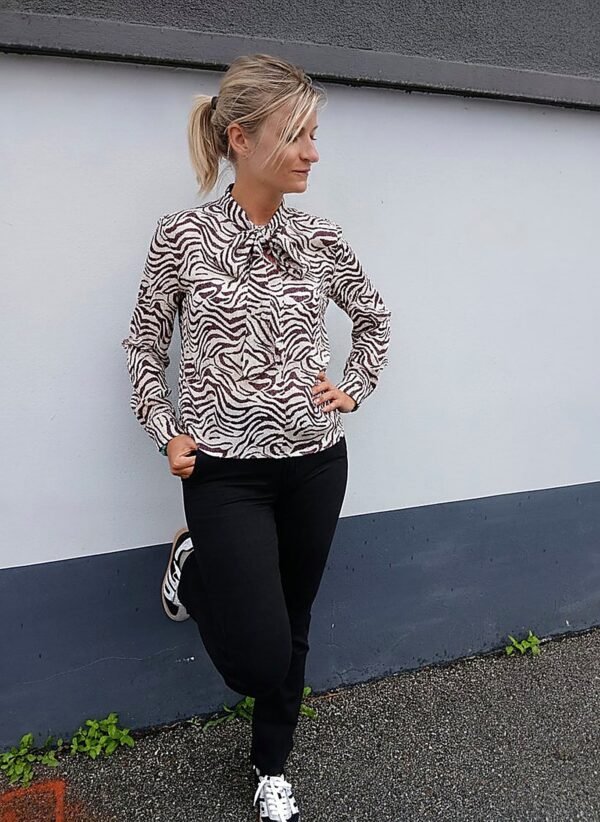 Blouse zébrée bordeaux, le haut chaud qui révèle un pantalon kaki