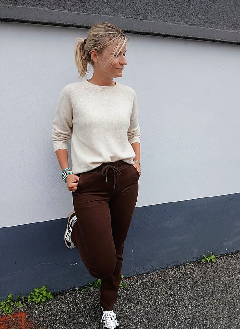 Pantalon velours espresso porté avec une maille écrue : écru sur espresso