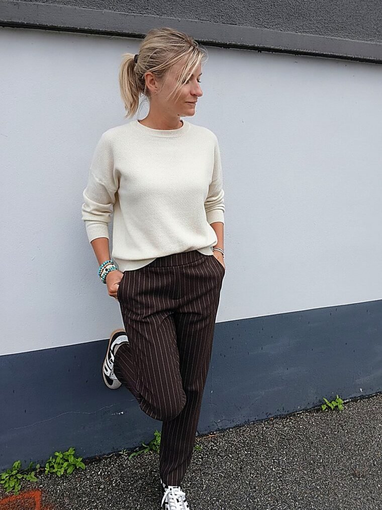 Pantalon Colette à fines rayures espresso