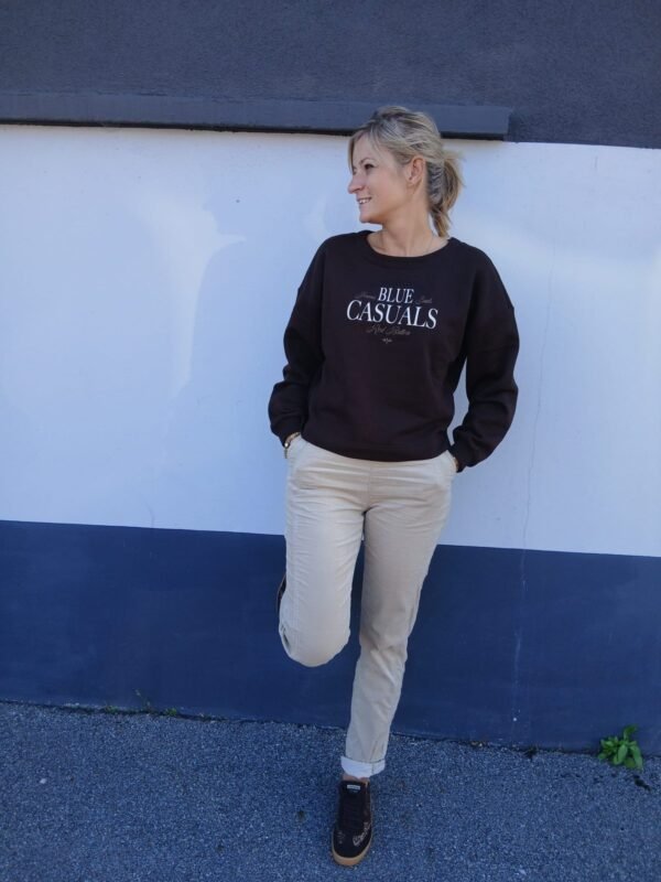 Pantalon Stella velours galet, le neutre doux qui pose un haut violet