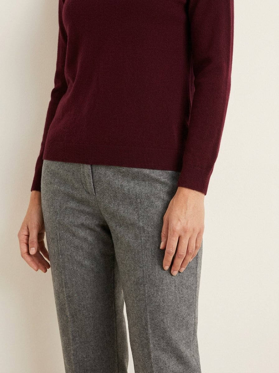 Haut gris et bordeaux, la couleur chaude qui réchauffe le gris froid