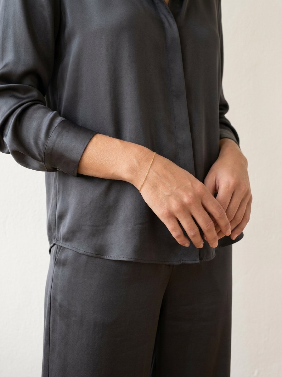 Gris satiné du soir relevé d’un accessoire doré