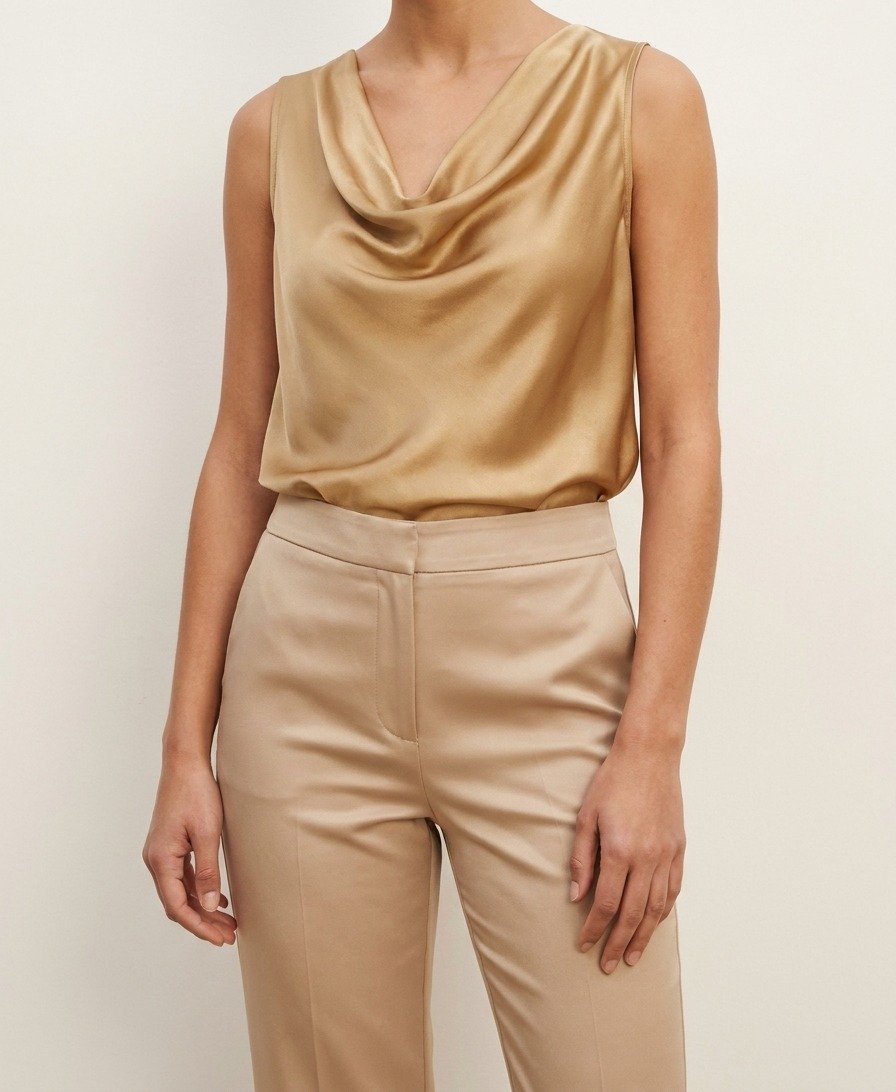 Pantalon beige en version soirée, touche dorée