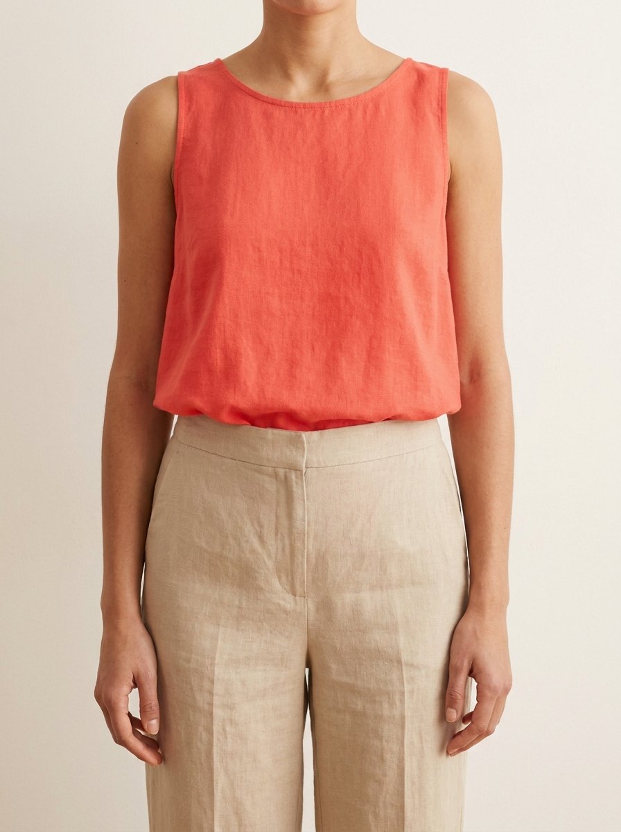 Pantalon beige et touche vive, l’accord couleur