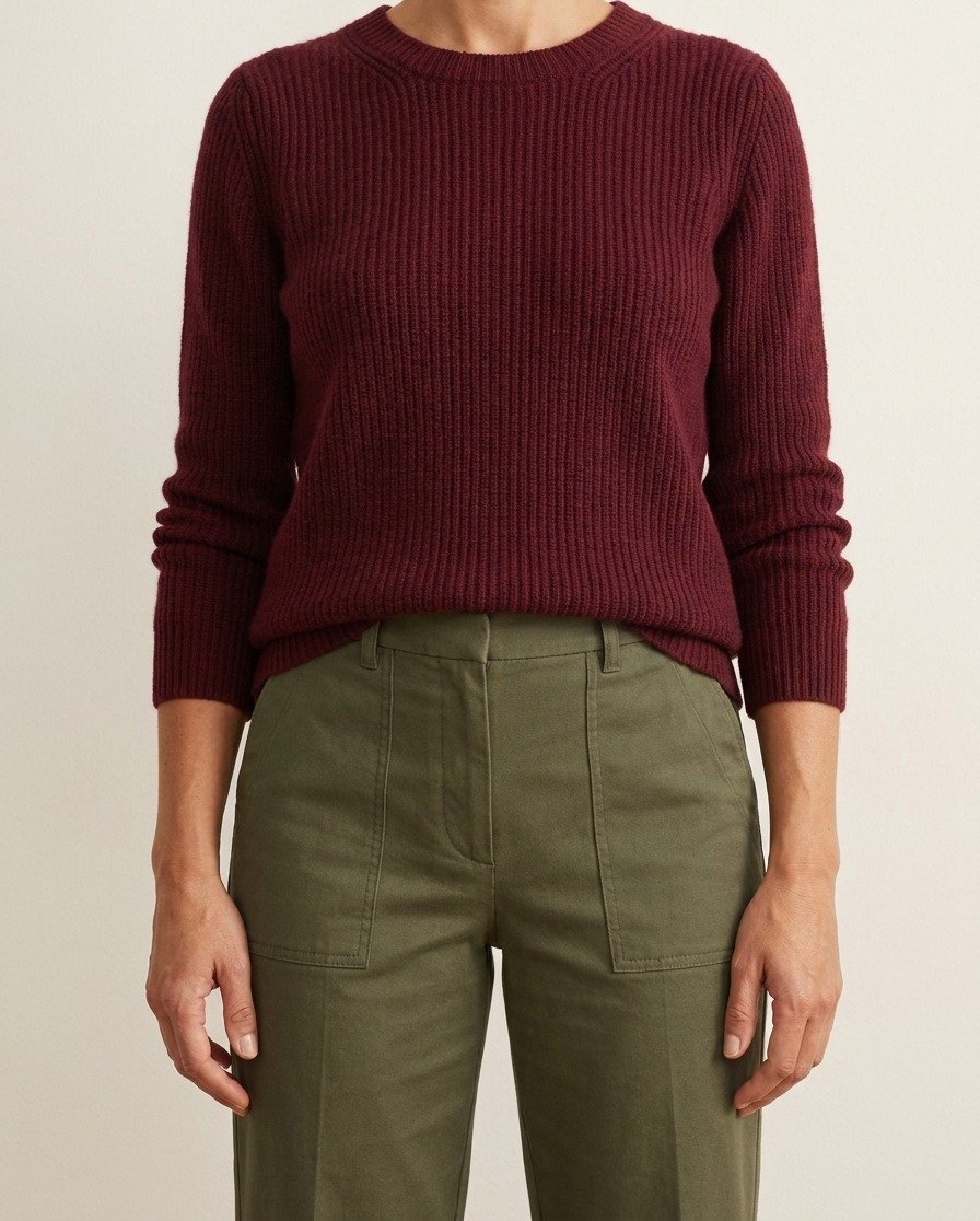 Pantalon kaki et bordeaux, l’accord couleur