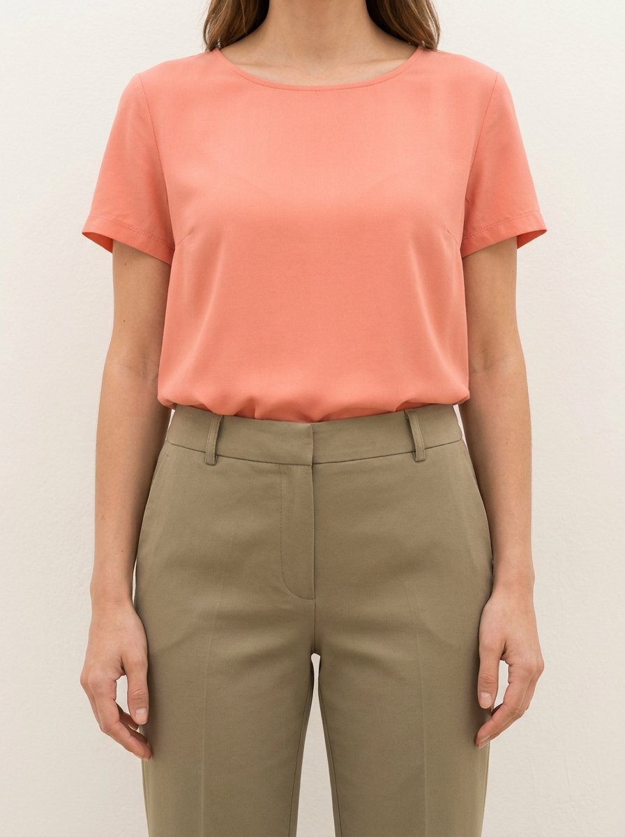 Pantalon kaki et corail, l’accord couleur